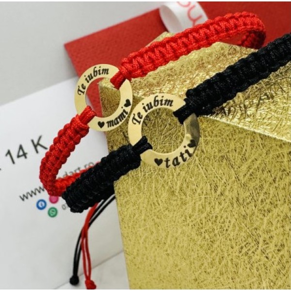 Bratara din aur 14k cu mesaj gravat pe banut decupat aur 14k, dama/barbat/familie,  snur reglabil rosu/negru, mesaj personalizat mami/tati, auriu